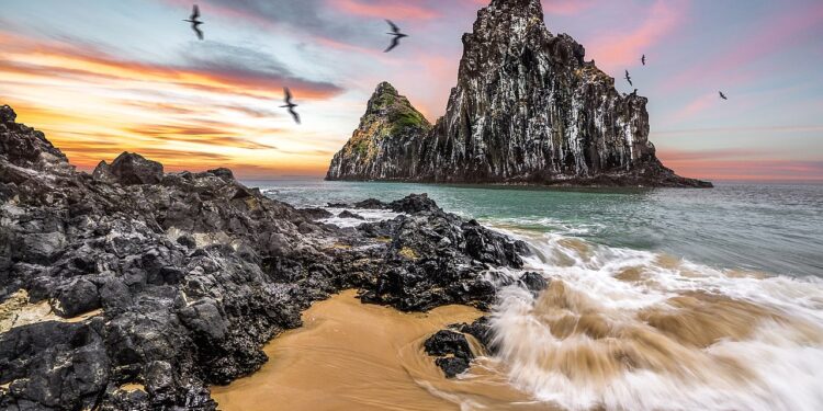 Capa do artigo: FERNANDO DE NORONHA: DICAS e PASSEIOS (Caiaque havaiano em Noronha - DESTAQUE) | Cacimba do Padre - Fernando de Noronha