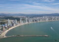 Panorama da cidade de Balneário Camboriú-SC | Imagem de capa do artigo: BALNEÁRIO CAMBORIÚ a "Dubai Brasileira"- 15 atrações para você conhecer | Pomelu | Fonte: Wikimedia Commons Balneário Camboriú - SC - Brasil - panoramio (1).jpg