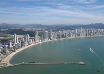 Panorama da cidade de Balneário Camboriú-SC | Imagem de capa do artigo: BALNEÁRIO CAMBORIÚ a "Dubai Brasileira"- 15 atrações para você conhecer | Pomelu | Fonte: Wikimedia Commons Balneário Camboriú - SC - Brasil - panoramio (1).jpg