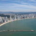 Panorama da cidade de Balneário Camboriú-SC | Imagem de capa do artigo: BALNEÁRIO CAMBORIÚ a "Dubai Brasileira"- 15 atrações para você conhecer | Pomelu | Fonte: Wikimedia Commons Balneário Camboriú - SC - Brasil - panoramio (1).jpg