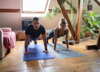Casal fazendo flexões de braço | Imagem de capa do artigo do Pomelu: Flexões de braços, saiba a maneira certa de fazer e as diferenças na pegada | Fonte: Pexels do fotografo Kampus Production