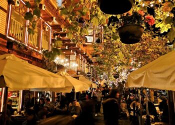 Imagem de capa CAMPOS DO JORDÃO - O melhor roteiro de 3 dias com ótimas atrações - Confira | Fonte> Wikimedia File:Campos do Jordão - Restaurantes - Restaurants (8904099052).jpg | pomelu