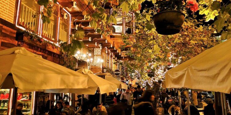 Imagem de capa CAMPOS DO JORDÃO - O melhor roteiro de 3 dias com ótimas atrações - Confira | Fonte> Wikimedia File:Campos do Jordão - Restaurantes - Restaurants (8904099052).jpg | pomelu