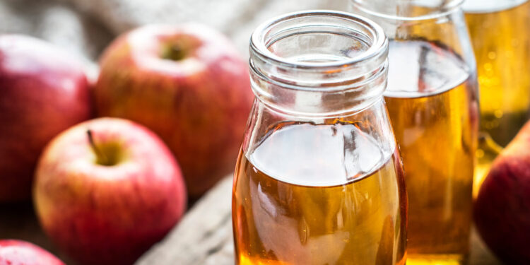 Imagem de maça e de vinagre de maça ilustrativa de capa do artigo - Imagem de capa do artigo: BENEFÍCIOS DO VINAGRE DE MAÇÃ - Combate diabete, inflamação e gordura | Fonte: PXhere rawpixel.com/3353 Imagens