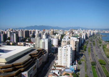 Avenida Beira Mar - Florianópolis | imagem de capa do artigo Hotéis perto do aeroporto de Florianópolis - Veja as melhores opções | Bairro fica a distância 8 km do Aeroporto de Florianópolis | Fonte: Flickr do fotógrafo Rodrigo Soldon