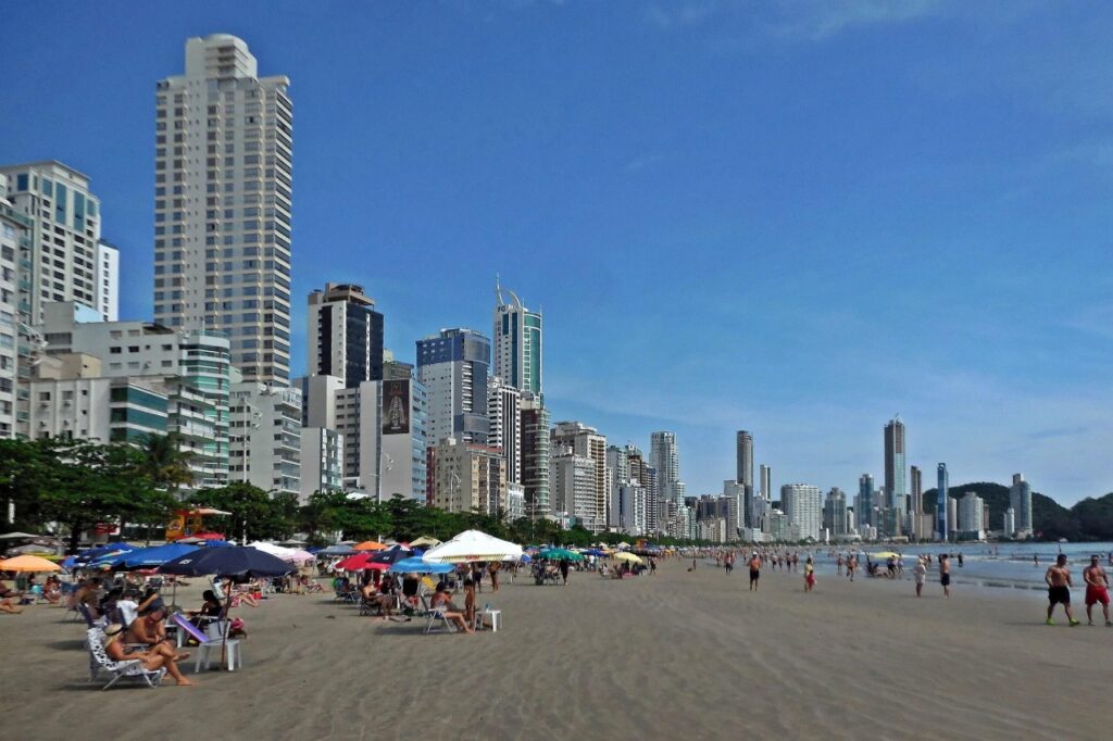 Praia Central e Barra Norte ao fundo, Balneário Camboriú SC | Ilustração do tópico: 1) Praia Central de Balneário Camboriú do artigo: BALNEÁRIO CAMBORIÚ a "Dubai Brasileira"- 15 atrações para você conhecer | Pomelu |