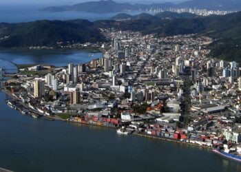 Visão aérea da belíssima cidade de Itajai em Santa Catarina | Imagem da Capa do artigo: Cidade de ITAJAÍ em Santa Catarina - 10 atrações para conhecer | Pomulo Itajai