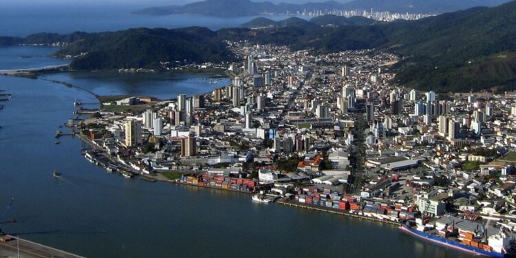 Visão aérea da belíssima cidade de Itajai em Santa Catarina | Imagem da Capa do artigo: Cidade de ITAJAÍ em Santa Catarina - 10 atrações para conhecer | Pomulo Itajai