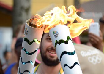 Revezamento da tocha olímpica | Imagem Ilustrativa da capa do artigo Pomelu: A Ucrânia considera boicotar os Jogos Olímpicos de 2024 - Saiba o porquê | Fonte: Wikimedia Commons - Paraty - A chama olímpica chegou ao estado do Rio de Janeiro depois de viajar por todo o Brasil. A primeira cidade fluminense a receber a tocha foi Paraty, no sul do estado (Tomaz Silva/Agência Brasil)