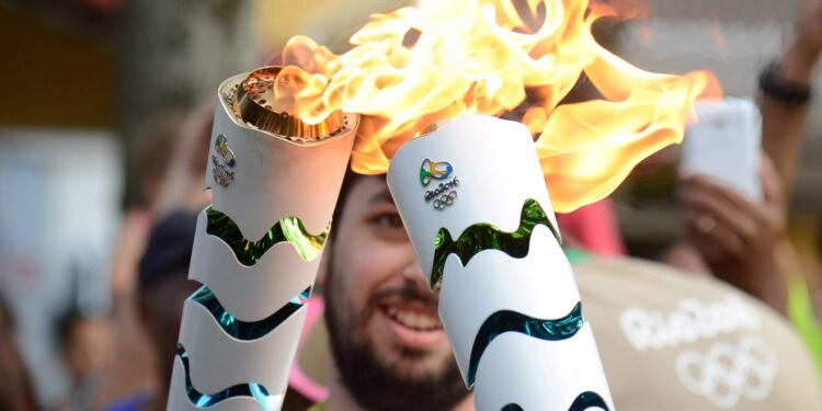 Revezamento da tocha olímpica | Imagem Ilustrativa da capa do artigo Pomelu: A Ucrânia considera boicotar os Jogos Olímpicos de 2024 - Saiba o porquê | Fonte: Wikimedia Commons - Paraty - A chama olímpica chegou ao estado do Rio de Janeiro depois de viajar por todo o Brasil. A primeira cidade fluminense a receber a tocha foi Paraty, no sul do estado (Tomaz Silva/Agência Brasil)