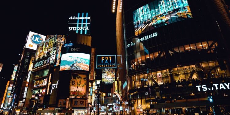 Por que o Japão é Proibido de ter um Exército? - Saiba mais | Imagem ilustrativo de capa do artigo Pomelu | Cidade japonesa Shibuya | Fonte: Pexels fotografo Aleksandar Pasaric